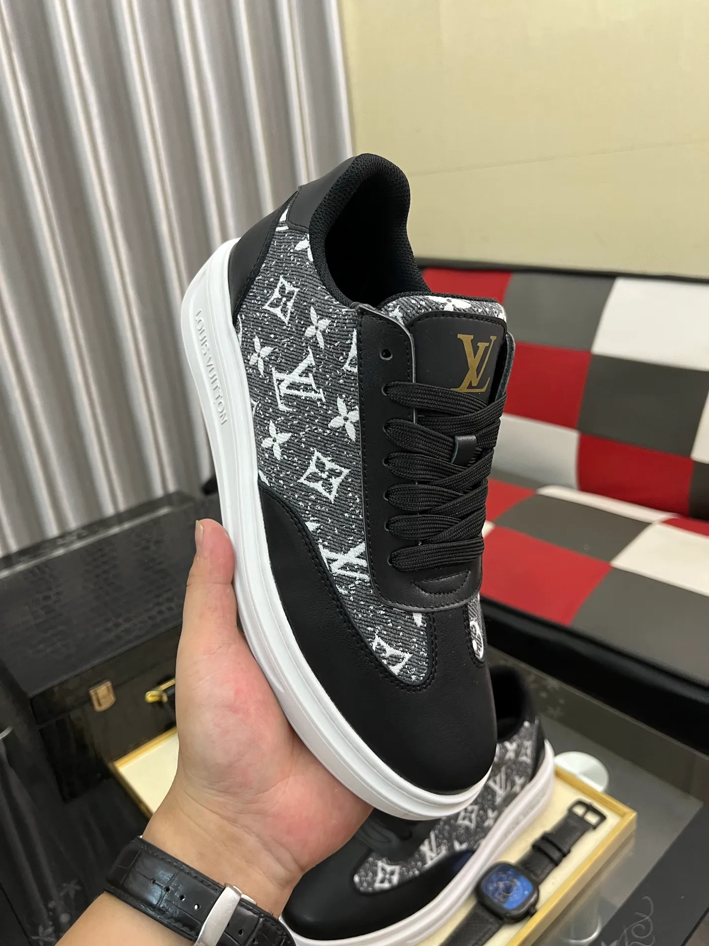 Men's shoes 💰540⌚️⌚️ Louis vuitton/LV Louis Vuitton 》Original quality.~ Unique modern style sneakers. 🏃A must-have casual shoe for trendy men😍😍 Original brand imported from Italy, imported original leather, sheep lining (refuses to discolor and grind feet) Sole: Original sole provided by the original factory, French lazy style design ⚠️Fit to the feet, original quality, super comfortable original sole. Code number: 38-445️⃣Colors available